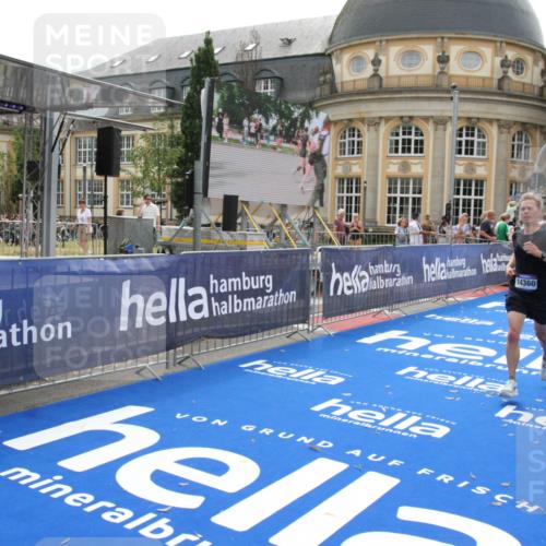 29.06.2025 - hella hamburg halbmarathon Michael Strokosch http://msf.ph/oto/8437085 29.06.2025 10:20:48 Ziel 14360, 16988, 17402 meine-sportfotos.de