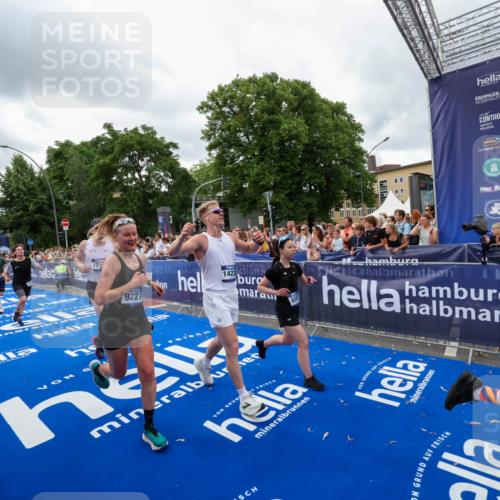 29.06.2025 - hella hamburg halbmarathon Zöllner http://msf.ph/oto/8437124 29.06.2025 10:54:52 Ziel 1506, 2029, 2561, 4231, 6587, 9227, 10044, 12186, 13147, 14660, 17261 meine-sportfotos.de
