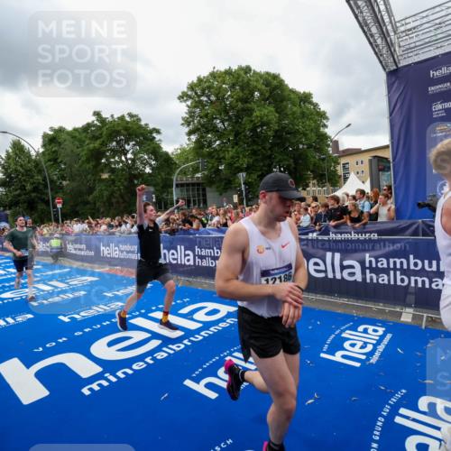 29.06.2025 - hella hamburg halbmarathon Zöllner http://msf.ph/oto/8437169 29.06.2025 10:54:53 Ziel 1506, 2029, 4231, 6587, 9227, 10044, 12186, 14660, 16623, 16868, 17261 meine-sportfotos.de