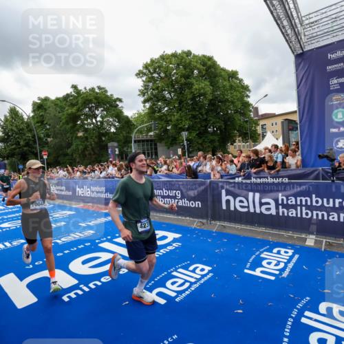 29.06.2025 - hella hamburg halbmarathon Zöllner http://msf.ph/oto/8437220 29.06.2025 10:54:55 Ziel 1327, 1506, 2029, 4231, 6994, 10044, 14638, 14660, 15156, 16623, 16868, 17261 meine-sportfotos.de