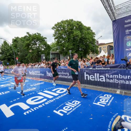 29.06.2025 - hella hamburg halbmarathon Zöllner http://msf.ph/oto/8437322 29.06.2025 10:54:59 Ziel 1327, 1506, 3652, 4616, 5020, 6433, 6994, 8514, 8698, 10266, 13988, 14638, 14660, 14845, 15156, 16047, 16623, 16868, 17261, 18181, 18325 meine-sportfotos.de