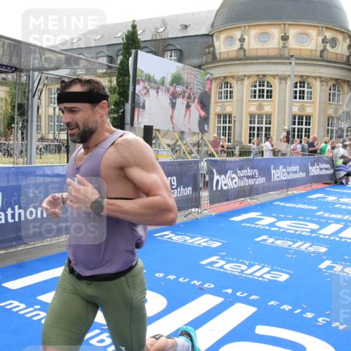 29.06.2025 - hella hamburg halbmarathon Michael Strokosch http://msf.ph/oto/8437348 29.06.2025 10:21:03 Ziel 6530, 19075 meine-sportfotos.de