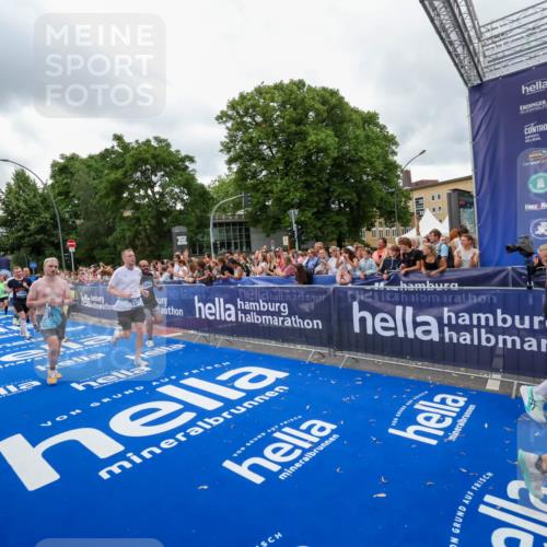 29.06.2025 - hella hamburg halbmarathon Zöllner http://msf.ph/oto/8437400 29.06.2025 10:55:01 Ziel 1327, 3652, 4249, 4616, 4938, 5020, 6433, 6994, 8514, 8698, 10266, 13988, 14638, 14845, 15126, 15156, 15879, 16047, 16623, 16868, 18181, 18325 meine-sportfotos.de