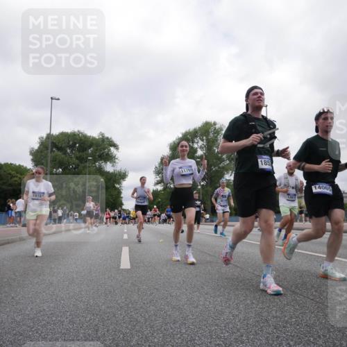 29.06.2025 - hella hamburg halbmarathon Luisa Fischer http://msf.ph/oto/8437416 29.06.2025 10:57:36 Kennedybrücke 1916, 16691, 11769, 185, 1403, 12611, 14065, 16117, 3249, 3364, 4323, 4838, 5309, 6468, 6583, 6987 meine-sportfotos.de