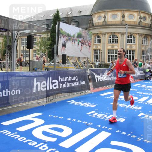 29.06.2025 - hella hamburg halbmarathon Michael Strokosch http://msf.ph/oto/8437433 29.06.2025 10:21:11 Ziel 14717, 16120 meine-sportfotos.de