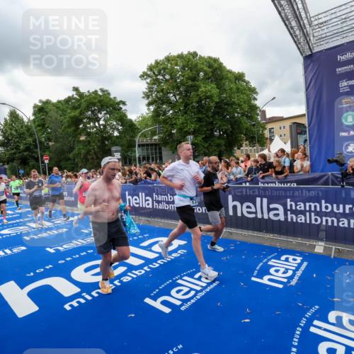 29.06.2025 - hella hamburg halbmarathon Zöllner http://msf.ph/oto/8437443 29.06.2025 10:55:02 Ziel 1327, 2884, 3652, 4249, 4616, 4938, 5020, 6433, 6994, 8514, 8698, 10266, 13988, 14638, 14750, 14845, 15126, 15156, 15879, 16047, 16623, 16868, 18181, 18325 meine-sportfotos.de