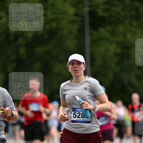 29.06.2025 - hella hamburg halbmarathon Dr. Thomas Lammeyer http://msf.ph/oto/8437447 29.06.2025 10:55:49 Kennedybrücke 1617, 1930, 2202, 2380, 2484, 2485, 2736, 2778, 3038, 3838, 4652, 4771, 5286, 5289, 5357, 5716, 6091, 6945, 7012, 7769, 7938, 7992, 8200, 8410, 8621, 9166, 9167, 9933, 10521, 10552, 10614, 10636, 10673 meine-sportfotos.de