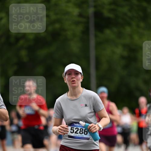 29.06.2025 - hella hamburg halbmarathon Dr. Thomas Lammeyer http://msf.ph/oto/8437451 29.06.2025 10:55:49 Kennedybrücke 1617, 1930, 2202, 2380, 2484, 2485, 2736, 2778, 3038, 3838, 4652, 4771, 5286, 5289, 5357, 5716, 6091, 6945, 7012, 7769, 7938, 7992, 8200, 8410, 8621, 9166, 9167, 9933, 10521, 10552, 10614, 10636, 10673 meine-sportfotos.de