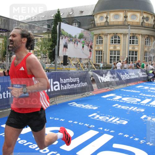 29.06.2025 - hella hamburg halbmarathon Michael Strokosch http://msf.ph/oto/8437469 29.06.2025 10:21:11 Ziel 14717, 16120 meine-sportfotos.de