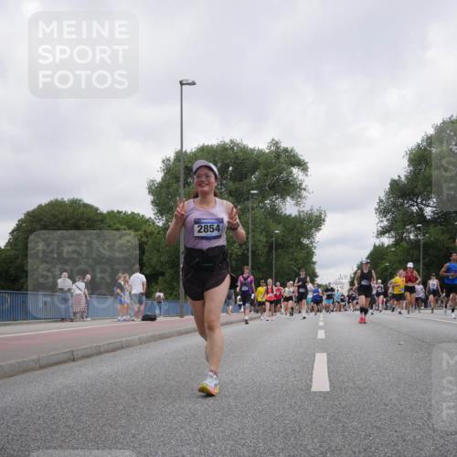 29.06.2025 - hella hamburg halbmarathon Luisa Fischer http://msf.ph/oto/8437494 29.06.2025 10:57:40 Kennedybrücke 2854, 1292, 2600, 3364, 4720, 5309, 5933, 6583, 6987, 7946, 7986, 9130 meine-sportfotos.de