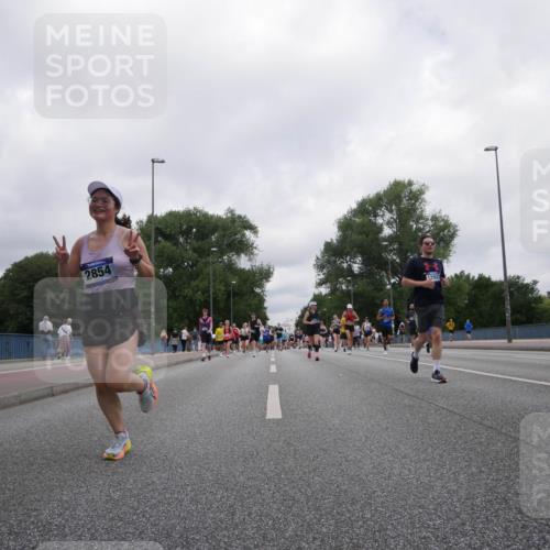 29.06.2025 - hella hamburg halbmarathon Luisa Fischer http://msf.ph/oto/8437503 29.06.2025 10:57:41 Kennedybrücke 2854, 12923, 3364, 2600, 3364, 4720, 5309, 5856, 5933, 6583, 6987, 7946, 7986, 9130 meine-sportfotos.de