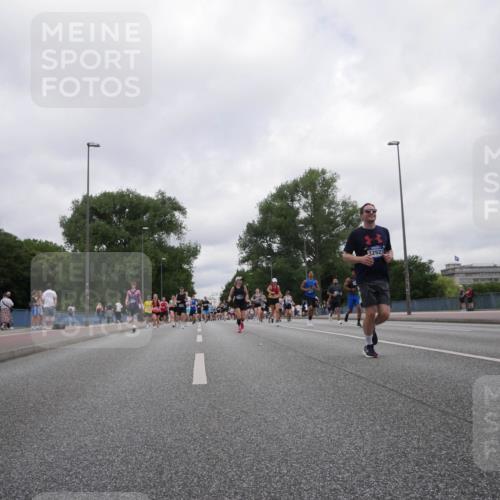 29.06.2025 - hella hamburg halbmarathon Luisa Fischer http://msf.ph/oto/8437509 29.06.2025 10:57:41 Kennedybrücke 12923, 2600, 3364, 4720, 5309, 5856, 5933, 6583, 6987, 7946, 7986, 9130 meine-sportfotos.de