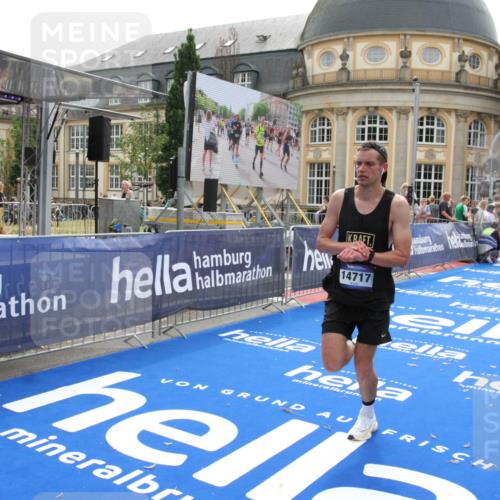 29.06.2025 - hella hamburg halbmarathon Michael Strokosch http://msf.ph/oto/8437532 29.06.2025 10:21:15 Ziel 14717 meine-sportfotos.de