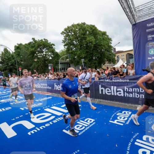 29.06.2025 - hella hamburg halbmarathon Zöllner http://msf.ph/oto/8437555 29.06.2025 10:55:09 Ziel 2448, 2884, 3041, 3791, 3945, 4249, 4938, 6355, 8691, 9060, 9361, 9380, 10191, 10192, 11333, 11747, 11976, 12248, 12961, 13297, 14750, 14948, 15126, 15879, 16108, 16630, 17803, 17842 meine-sportfotos.de