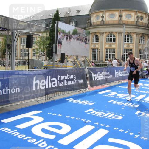 29.06.2025 - hella hamburg halbmarathon Michael Strokosch http://msf.ph/oto/8437582 29.06.2025 10:21:25 Ziel 14933 meine-sportfotos.de