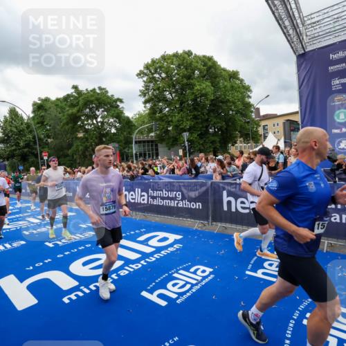 29.06.2025 - hella hamburg halbmarathon Zöllner http://msf.ph/oto/8437584 29.06.2025 10:55:09 Ziel 2448, 2884, 3041, 3791, 3945, 4249, 4938, 6355, 8691, 9060, 9361, 9380, 10191, 10192, 11333, 11747, 11976, 12248, 12961, 13297, 14750, 14948, 15126, 15879, 16108, 16630, 17803, 17842 meine-sportfotos.de