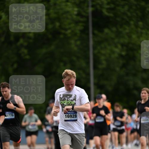 29.06.2025 - hella hamburg halbmarathon Dr. Thomas Lammeyer http://msf.ph/oto/8437615 29.06.2025 10:55:55 Kennedybrücke 1203, 1404, 1617, 1930, 2202, 2380, 2484, 2485, 2736, 2778, 3038, 3838, 4652, 5062, 5286, 5289, 5357, 5716, 6091, 6945, 6954, 7012, 7770, 7771, 7825, 7938, 7992, 8200, 8410, 8621, 9167, 10521, 10552, 10614, 10636, 10673 meine-sportfotos.de