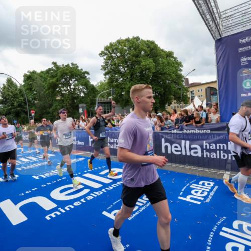 29.06.2025 - hella hamburg halbmarathon Zöllner http://msf.ph/oto/8437616 29.06.2025 10:55:10 Ziel 1549, 1628, 2119, 2448, 2884, 3041, 3791, 3945, 4938, 6355, 8691, 9060, 9361, 9380, 10191, 10192, 11333, 11747, 11976, 12248, 12961, 13297, 14750, 14834, 14948, 15126, 15879, 16108, 16630, 17803, 17842 meine-sportfotos.de