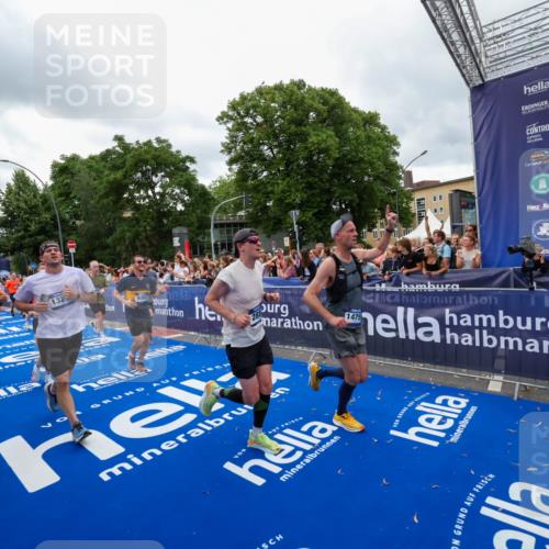 29.06.2025 - hella hamburg halbmarathon Zöllner http://msf.ph/oto/8437633 29.06.2025 10:55:10 Ziel 1549, 1628, 2119, 2448, 2884, 3041, 3791, 3945, 4938, 6355, 8691, 9060, 9361, 9380, 10191, 10192, 11333, 11747, 11976, 12248, 12961, 13297, 14750, 14834, 14948, 15126, 15879, 16108, 16630, 17803, 17842 meine-sportfotos.de