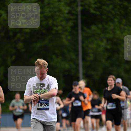 29.06.2025 - hella hamburg halbmarathon Dr. Thomas Lammeyer http://msf.ph/oto/8437645 29.06.2025 10:55:55 Kennedybrücke 1203, 1404, 1617, 1930, 2202, 2380, 2484, 2485, 2736, 2778, 3038, 3838, 4652, 5062, 5286, 5289, 5357, 5716, 6091, 6945, 6954, 7012, 7770, 7771, 7825, 7938, 7992, 8200, 8410, 8621, 9167, 10521, 10552, 10614, 10636, 10673 meine-sportfotos.de
