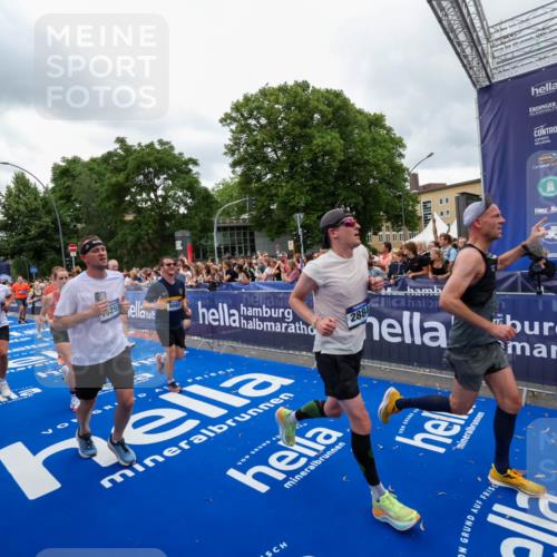 29.06.2025 - hella hamburg halbmarathon Zöllner http://msf.ph/oto/8437647 29.06.2025 10:55:11 Ziel 1549, 1628, 2119, 2448, 2884, 3041, 3791, 3945, 4903, 6355, 8691, 9060, 9361, 9380, 10191, 10192, 11333, 11747, 11976, 12248, 12961, 13297, 14750, 14834, 14948, 16108, 16630, 17803, 17842, 18031, 18966 meine-sportfotos.de