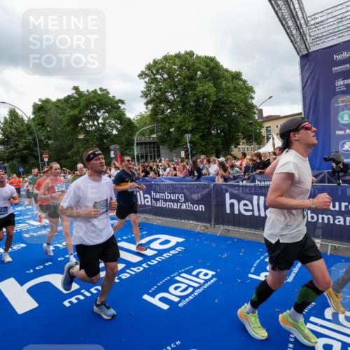 29.06.2025 - hella hamburg halbmarathon Zöllner http://msf.ph/oto/8437660 29.06.2025 10:55:11 Ziel 1549, 1628, 2119, 2448, 2884, 3041, 3791, 3945, 4903, 6355, 8691, 9060, 9361, 9380, 10191, 10192, 11333, 11747, 11976, 12248, 12961, 13297, 14750, 14834, 14948, 16108, 16630, 17803, 17842, 18031, 18966 meine-sportfotos.de