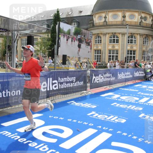 29.06.2025 - hella hamburg halbmarathon Michael Strokosch http://msf.ph/oto/8437755 29.06.2025 10:21:38 Ziel 6559, 9442, 11965, 17856 meine-sportfotos.de