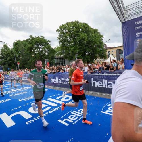 29.06.2025 - hella hamburg halbmarathon Zöllner http://msf.ph/oto/8437756 29.06.2025 10:55:12 Ziel 1549, 1628, 2119, 2448, 3041, 3791, 3945, 4903, 6355, 8691, 9060, 9361, 9380, 10191, 10192, 10582, 11333, 11747, 11976, 12248, 12961, 13297, 14834, 14948, 15854, 16108, 16630, 17803, 17842, 18031, 18966 meine-sportfotos.de