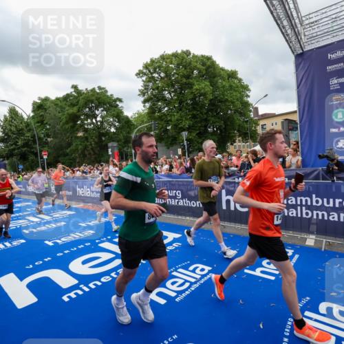 29.06.2025 - hella hamburg halbmarathon Zöllner http://msf.ph/oto/8437774 29.06.2025 10:55:12 Ziel 1549, 1628, 2119, 2448, 3041, 3791, 3945, 4903, 6355, 8691, 9060, 9361, 9380, 10191, 10192, 10582, 11333, 11747, 11976, 12248, 12961, 13297, 14834, 14948, 15854, 16108, 16630, 17803, 17842, 18031, 18966 meine-sportfotos.de