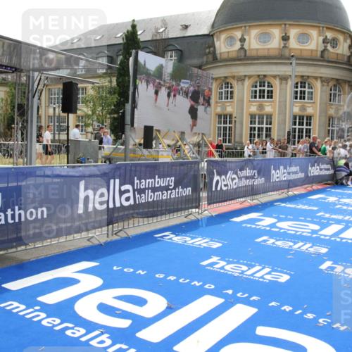 29.06.2025 - hella hamburg halbmarathon Michael Strokosch http://msf.ph/oto/8437775 29.06.2025 10:21:38 Ziel 6559, 9442, 11965, 17856 meine-sportfotos.de