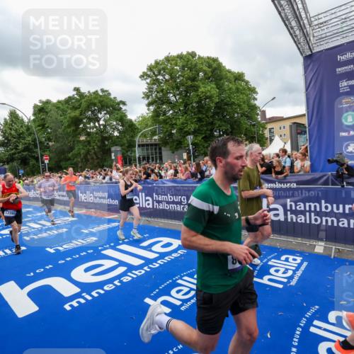 29.06.2025 - hella hamburg halbmarathon Zöllner http://msf.ph/oto/8437787 29.06.2025 10:55:13 Ziel 1549, 1628, 2119, 2448, 3041, 3945, 4903, 6355, 8691, 8973, 9361, 9380, 10188, 10191, 10192, 10582, 11747, 11976, 12248, 12961, 14834, 14948, 15854, 16108, 16630, 17842, 18031, 18966 meine-sportfotos.de