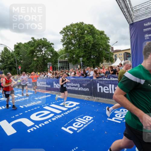 29.06.2025 - hella hamburg halbmarathon Zöllner http://msf.ph/oto/8437801 29.06.2025 10:55:13 Ziel 1549, 1628, 2119, 2448, 3041, 3945, 4903, 6355, 8691, 8973, 9361, 9380, 10188, 10191, 10192, 10582, 11747, 11976, 12248, 12961, 14834, 14948, 15854, 16108, 16630, 17842, 18031, 18966 meine-sportfotos.de