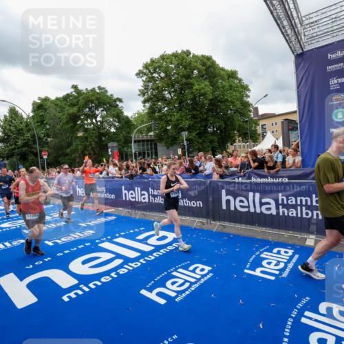 29.06.2025 - hella hamburg halbmarathon Zöllner http://msf.ph/oto/8437817 29.06.2025 10:55:13 Ziel 1549, 1628, 2119, 2448, 3041, 3945, 4903, 6355, 8691, 8973, 9361, 9380, 10188, 10191, 10192, 10582, 11747, 11976, 12248, 12961, 14834, 14948, 15854, 16108, 16630, 17842, 18031, 18966 meine-sportfotos.de