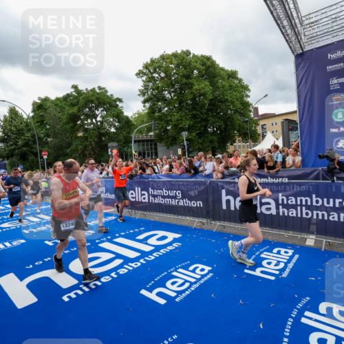 29.06.2025 - hella hamburg halbmarathon Zöllner http://msf.ph/oto/8437852 29.06.2025 10:55:14 Ziel 1549, 1628, 2119, 2448, 3041, 3945, 4903, 6355, 6891, 8973, 9361, 9380, 10188, 10191, 10192, 10582, 11747, 11976, 12248, 12961, 14834, 15854, 16108, 16521, 16630, 18031, 18966 meine-sportfotos.de