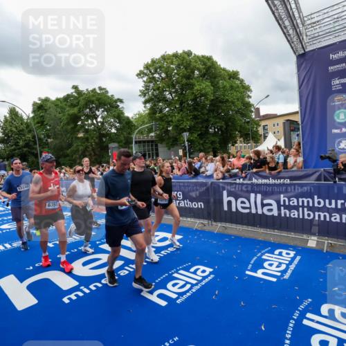 29.06.2025 - hella hamburg halbmarathon Zöllner http://msf.ph/oto/8437944 29.06.2025 10:55:16 Ziel 1549, 1628, 2119, 2448, 3041, 3945, 4903, 6355, 6891, 8973, 9361, 10188, 10191, 10192, 10263, 10582, 11747, 12248, 12961, 14834, 15854, 16108, 16521, 18031, 18966 meine-sportfotos.de