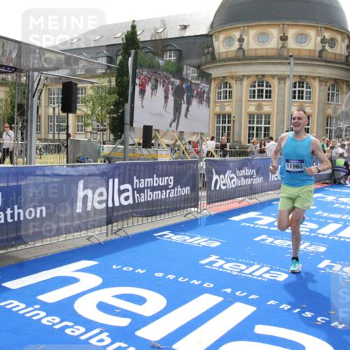 29.06.2025 - hella hamburg halbmarathon Michael Strokosch http://msf.ph/oto/8437953 29.06.2025 10:21:44 Ziel 6559, 11965 meine-sportfotos.de