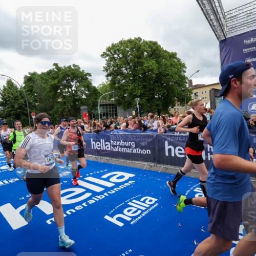 29.06.2025 - hella hamburg halbmarathon Zöllner http://msf.ph/oto/8438034 29.06.2025 10:55:17 Ziel 1549, 1628, 2119, 2448, 3041, 4903, 6355, 6723, 6891, 8973, 9361, 10188, 10191, 10192, 10263, 10582, 11747, 12248, 14834, 15854, 16108, 16521, 18031, 18966 meine-sportfotos.de