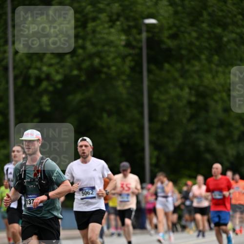 29.06.2025 - hella hamburg halbmarathon Dr. Thomas Lammeyer http://msf.ph/oto/8438045 29.06.2025 10:56:06 Kennedybrücke 1203, 1404, 1418, 1617, 1997, 2484, 2485, 2736, 2778, 3038, 3934, 4652, 4878, 5062, 5357, 5394, 5534, 5716, 6091, 6456, 6945, 6954, 7770, 7771, 7825, 7841, 7992, 8040, 8200, 8621, 9460, 9462, 9590, 10521, 10614, 10673, 10830 meine-sportfotos.de