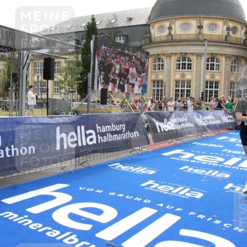 29.06.2025 - hella hamburg halbmarathon Michael Strokosch http://msf.ph/oto/8438054 29.06.2025 10:22:05 Ziel 13751, 16068, 17886 meine-sportfotos.de