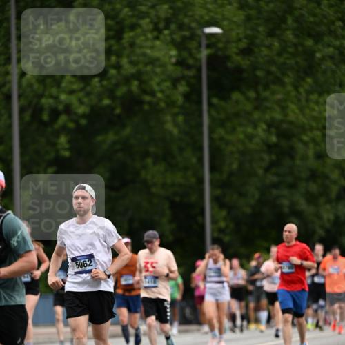 29.06.2025 - hella hamburg halbmarathon Dr. Thomas Lammeyer http://msf.ph/oto/8438063 29.06.2025 10:56:07 Kennedybrücke 1203, 1404, 1418, 1617, 1997, 2484, 2485, 2736, 2778, 3038, 3934, 4878, 5062, 5394, 5534, 5716, 6091, 6456, 6945, 6954, 7770, 7771, 7825, 7841, 7992, 8040, 8200, 8621, 9460, 9462, 9590, 10521, 10614, 10673, 10830 meine-sportfotos.de