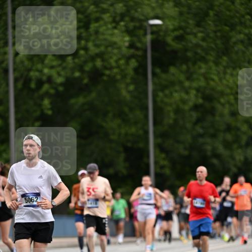 29.06.2025 - hella hamburg halbmarathon Dr. Thomas Lammeyer http://msf.ph/oto/8438090 29.06.2025 10:56:07 Kennedybrücke 1203, 1404, 1418, 1617, 1997, 2484, 2485, 2736, 2778, 3038, 3934, 4878, 5062, 5394, 5534, 5716, 6091, 6456, 6945, 6954, 7770, 7771, 7825, 7841, 7992, 8040, 8200, 8621, 9460, 9462, 9590, 10521, 10614, 10673, 10830 meine-sportfotos.de