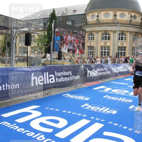 29.06.2025 - hella hamburg halbmarathon Michael Strokosch http://msf.ph/oto/8438188 29.06.2025 10:22:09 Ziel 16068, 17886, 18693 meine-sportfotos.de