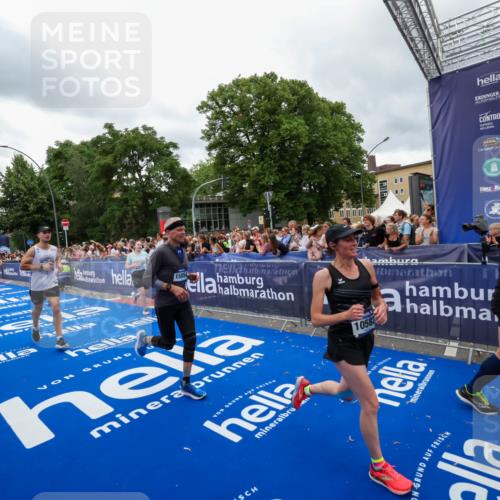 29.06.2025 - hella hamburg halbmarathon Zöllner http://msf.ph/oto/8438198 29.06.2025 10:55:20 Ziel 4903, 5643, 6723, 6891, 8973, 10188, 10263, 10582, 11184, 12526, 13470, 15854, 16521, 18031, 18290, 18380, 18531, 18966 meine-sportfotos.de