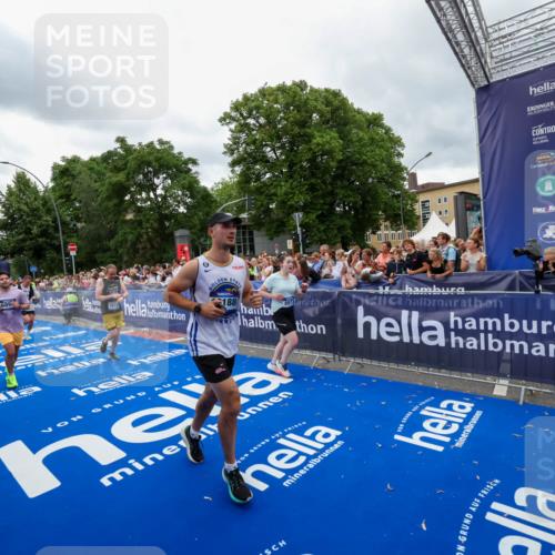 29.06.2025 - hella hamburg halbmarathon Zöllner http://msf.ph/oto/8438271 29.06.2025 10:55:21 Ziel 4189, 5643, 6723, 6891, 8487, 8973, 10188, 10263, 10582, 11184, 12526, 13236, 13470, 15854, 16521, 16985, 18290, 18380, 18531 meine-sportfotos.de