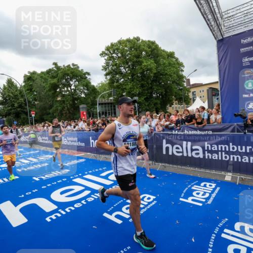 29.06.2025 - hella hamburg halbmarathon Zöllner http://msf.ph/oto/8438281 29.06.2025 10:55:21 Ziel 4189, 5643, 6723, 6891, 8487, 8973, 10188, 10263, 10582, 11184, 12526, 13236, 13470, 15854, 16521, 16985, 18290, 18380, 18531 meine-sportfotos.de