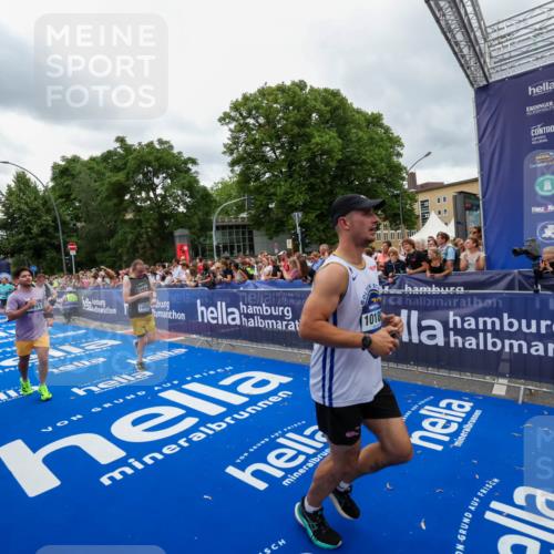 29.06.2025 - hella hamburg halbmarathon Zöllner http://msf.ph/oto/8438295 29.06.2025 10:55:21 Ziel 4189, 5643, 6723, 6891, 8487, 8973, 10188, 10263, 10582, 11184, 12526, 13236, 13470, 15854, 16521, 16985, 18290, 18380, 18531 meine-sportfotos.de