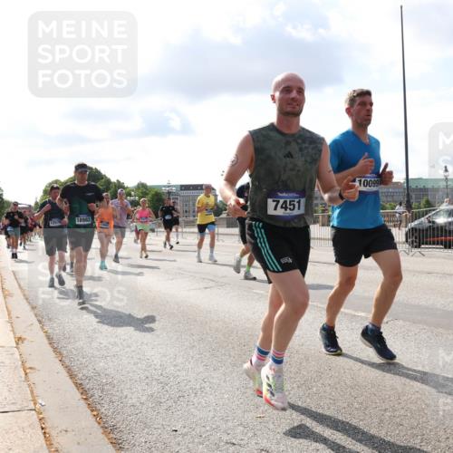 29.06.2025 - hella hamburg halbmarathon Lena Gebhardt http://msf.ph/oto/8438302 29.06.2025 09:52:39 Lombardsbrücke 12579, 18982, 13687, 7451, 10099, 1070, 1139, 1163, 1169, 1176, 1220, 1415, 1468, 1512, 1604, 1613, 1631, 1782, 2189, 2233, 2788, 3098, 3109, 3124, 3305, 3618, 3852, 4080, 4277, 4497, 4565, 4691, 4871, 4915, 4933, 5007, 5011, 5476, 5477, 5682, 6373, 6550, 6711, 7067, 7191, 7325, 7432, 7451, 7599, 7843, 7865, 7961, 8467, 8852, 9348, 9444, 9547, 10493, 10741, 10796, 11062, 11495, 11679, 11779, 12046, 12772, 13403, 13614, 13728, 14257 meine-sportfotos.de
