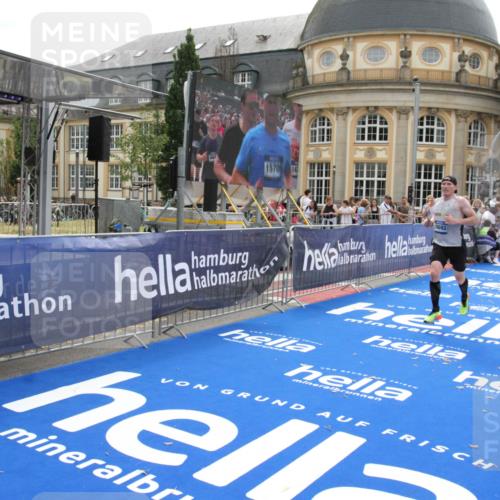 29.06.2025 - hella hamburg halbmarathon Michael Strokosch http://msf.ph/oto/8438310 29.06.2025 10:22:13 Ziel 10650, 18693 meine-sportfotos.de