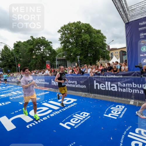 29.06.2025 - hella hamburg halbmarathon Zöllner http://msf.ph/oto/8438331 29.06.2025 10:55:22 Ziel 4189, 5287, 5643, 6723, 6891, 8487, 8973, 10188, 10263, 11184, 12526, 13236, 13470, 16521, 16985, 18290, 18380, 18531 meine-sportfotos.de