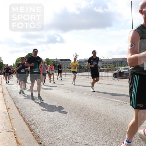 29.06.2025 - hella hamburg halbmarathon Lena Gebhardt http://msf.ph/oto/8438362 29.06.2025 09:52:40 Lombardsbrücke 12579, 18982, 3714, 7451, 00, 1070, 1139, 1163, 1169, 1176, 1220, 1415, 1468, 1512, 1613, 1631, 1782, 2189, 2233, 2788, 3098, 3109, 3124, 3305, 3618, 3852, 3917, 4080, 4277, 4497, 4565, 4691, 4871, 4915, 4933, 4981, 5007, 5011, 5476, 5477, 5682, 6373, 6550, 6711, 6716, 7067, 7191, 7325, 7432, 7451, 7599, 7843, 7865, 7961, 8467, 8852, 9348, 9444, 10493, 10741, 10796, 11062, 11495, 11679, 11779, 12046, 12772, 13403, 13614, 13728, 14257 meine-sportfotos.de